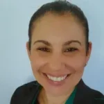 Scheila sorrindo após usar os serviços de **Contabilidade Online NH** e economizar tempo.