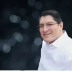 Foto de cliente satisfeito com o serviço de contador imposto de renda
